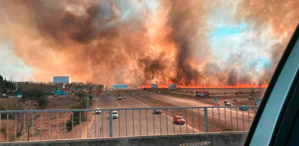 Córdoba: el fuego avanza rápidamente en La Calera y se acerca a la zona urbana