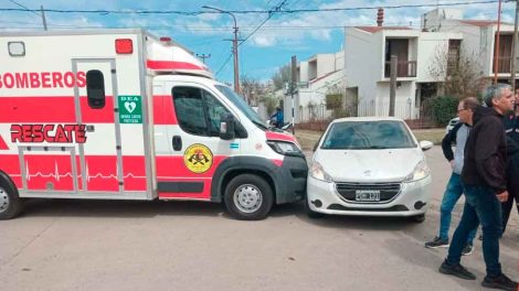 Accidente entre ambulancia de bomberos y automóvil en Monte Maíz