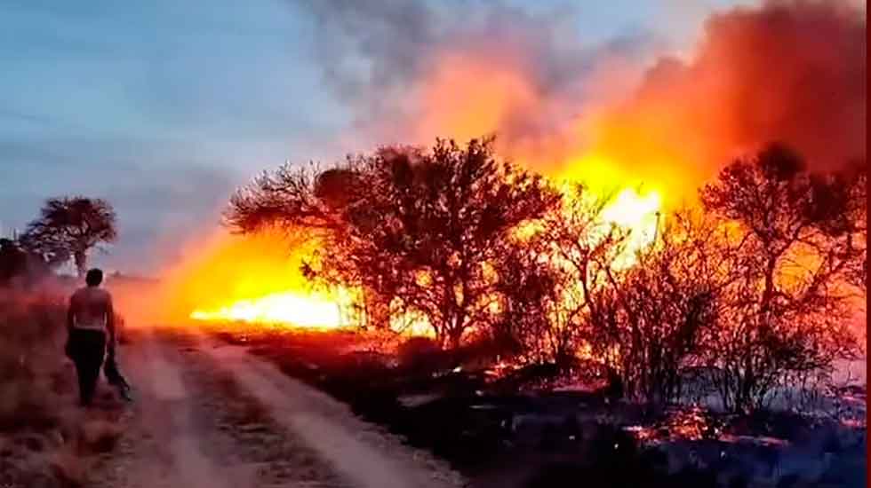 Tres bomberos voluntarios heridos en incendio forestal