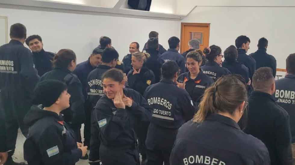 Los Bomberos de Venado Tuerto aprenden lengua de señas