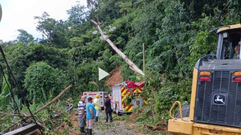 Rescatan a bomberos que quedaron acorralados tras derrumbe