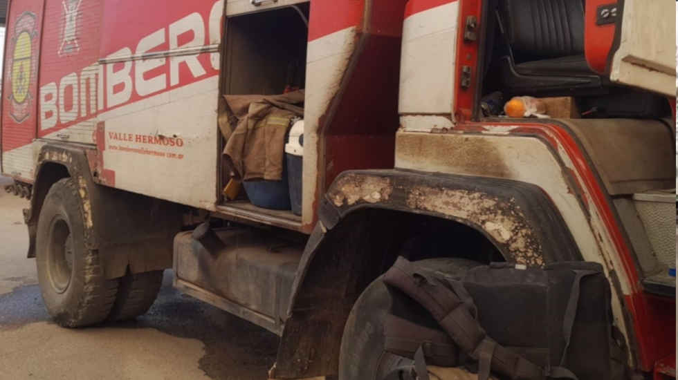 Un camión de Bomberos de Valle Hermoso fue alcanzado por las llamas