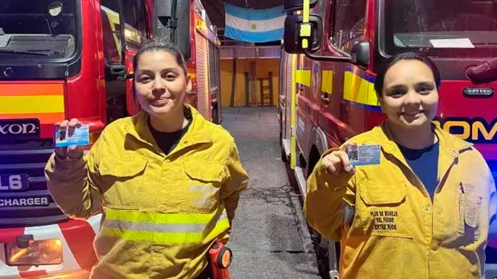 Dos mujeres al volante de las autobombas de los bomberos Voluntarios