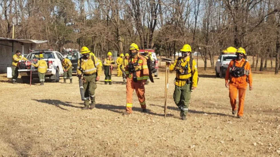 Le robaron a un cuartel de bomberos mientras combatían el fuego