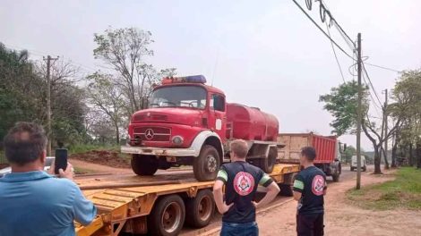 Bomberos voluntarios de Iguazú donaron una unidad a sus pares de El Alcázar