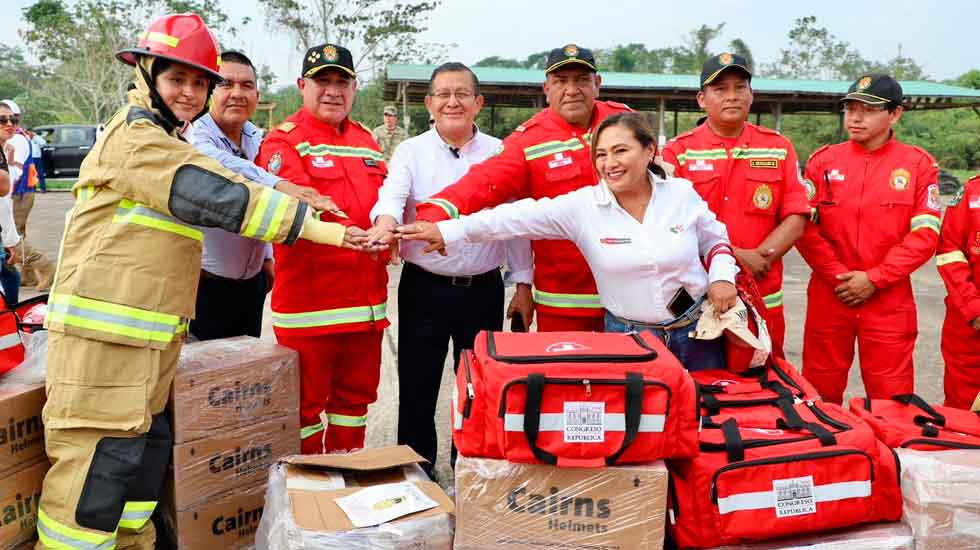 Entrega de equipos para bomberos voluntarios de Madre de Dios