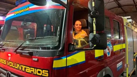 Dos mujeres al volante de las autobombas de los bomberos Voluntarios