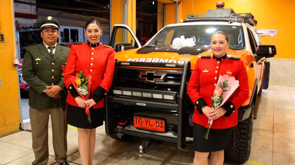 Donan a la Primera Compañía de Bomberos de Calama una camioneta