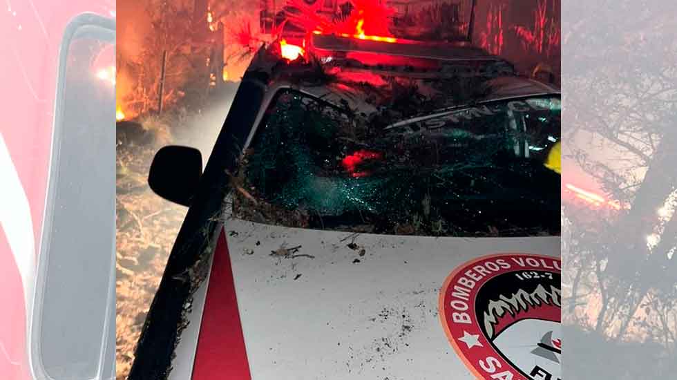 Un pino cae sobre camioneta de bomberos en pleno incendio forestal