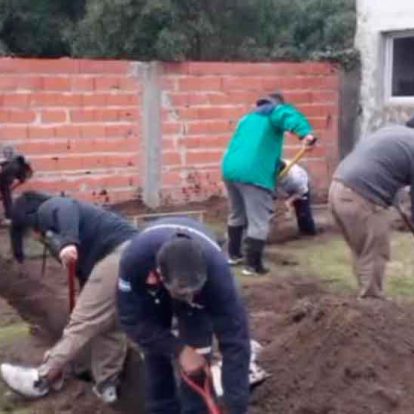 Bomberos inician la construcción de nuevos baños en su Cuartel