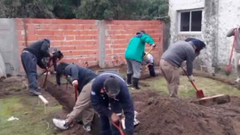 Bomberos inician la construcción de nuevos baños en su Cuartel