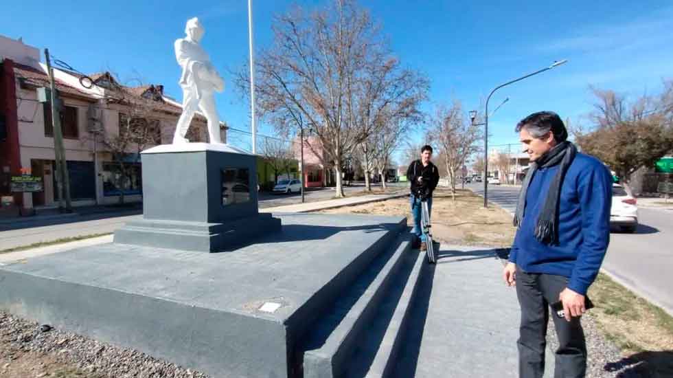 Vandalizaron el monumento a los Bomberos de Cipolletti