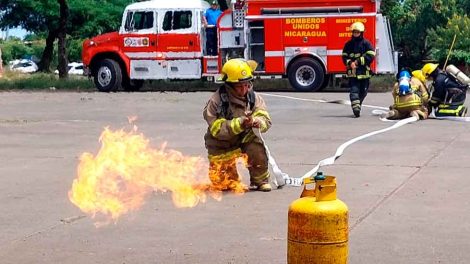 Bomberos Unidos de Managua realizan ejercicio demostrativo