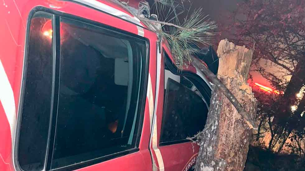 Un pino cae sobre camioneta de bomberos en pleno incendio forestal