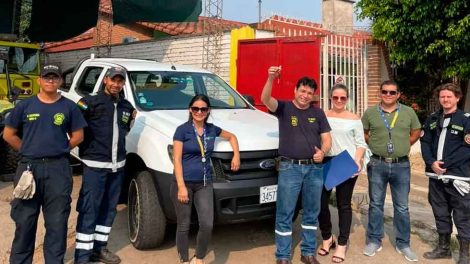 Donan camioneta a bomberos voluntarios de Santa Cruz