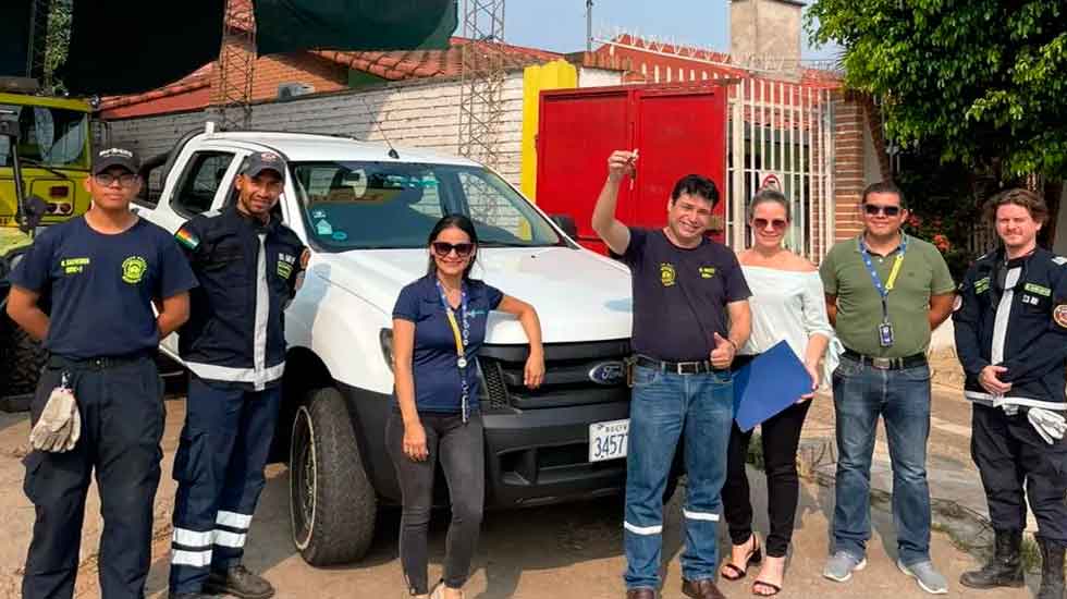 Donan camioneta a bomberos voluntarios de Santa Cruz