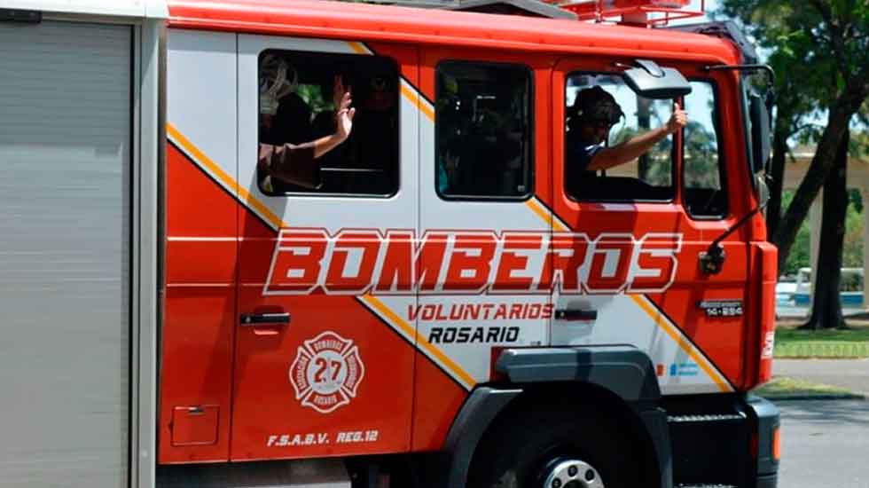 Bomberos de Rosario chocaron una autobomba y piden ayuda para repararla