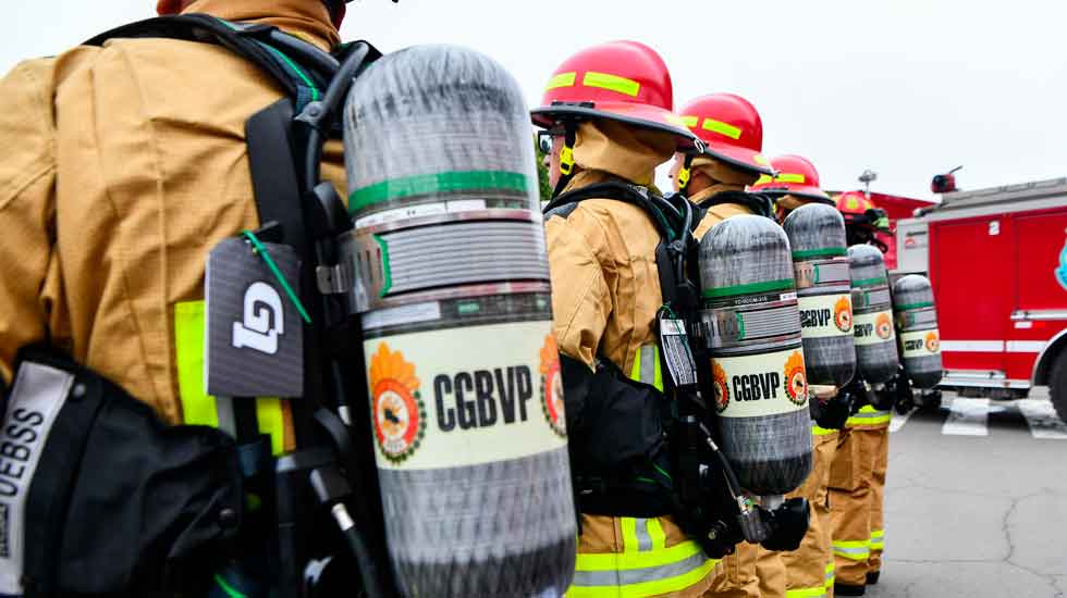 Entrega de equipos de protección de respiración autónoma a bomberos