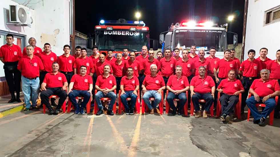 Los Bomberos Voluntarios de Esquina con nuevas chombas 