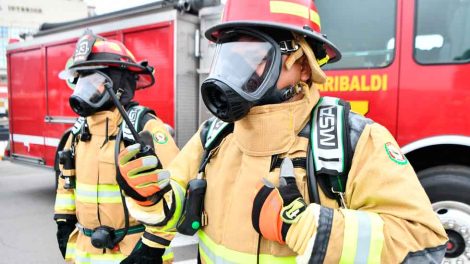 Entrega de equipos de protección de respiración autónoma a bomberos