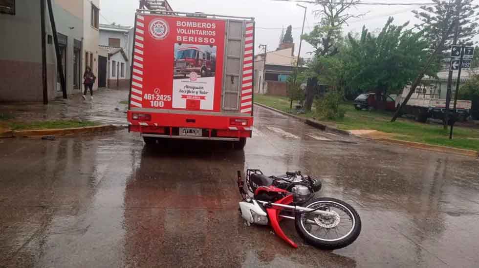 Un camión de los Bomberos Voluntarios chocó con una moto