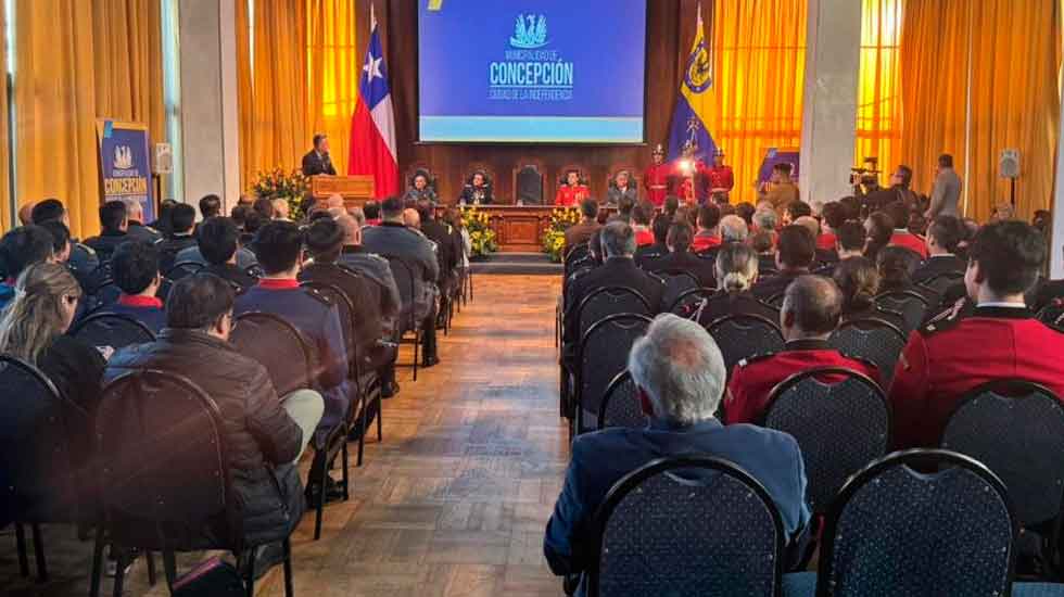 Homenajean a bomberos por 50 años de servicio