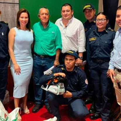 Gobernación entrega nuevos kits a Bomberos del Departamento