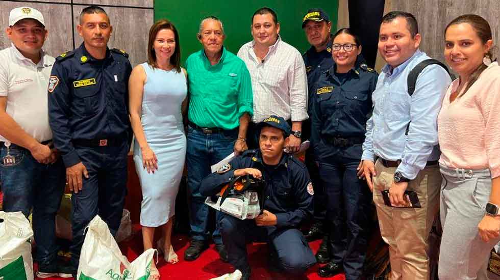 Gobernación entrega nuevos kits a Bomberos del Departamento