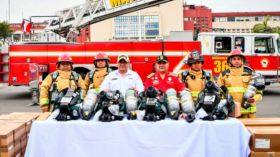 Entrega de equipos de protección de respiración autónoma a bomberos