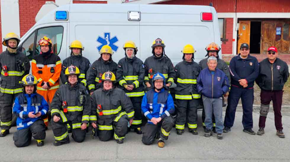 Bomberos de Porvenir recibió una nueva ambulancia