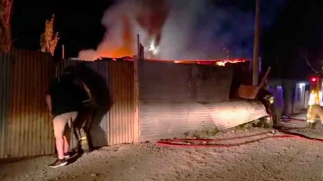 Bomberos fueron a apagar un incendio y los amenazaron