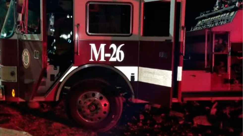 Dos bomberos heridos al chocar una maquina extiguidora