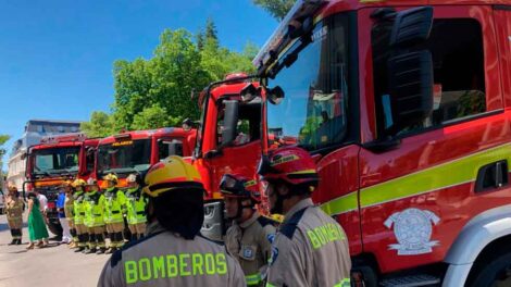 Entregan cuatro nuevos carros de incendios forestales para Bomberos