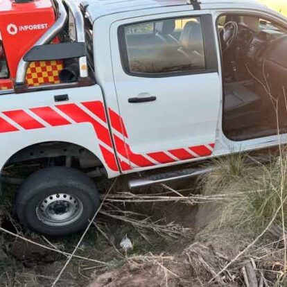 Fueron a apagar un incendio y terminaron con la camioneta en un pozo