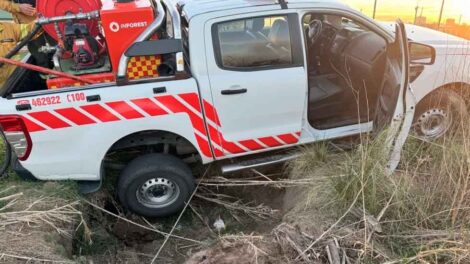 Fueron a apagar un incendio y terminaron con la camioneta en un pozo