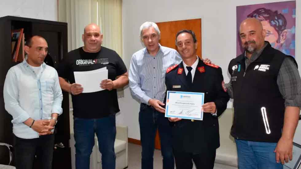 Reconocimiento a integrantes de Defensa Civil y de Bomberos