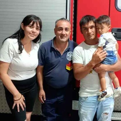 Bomberos recibieron la visita del bebé al que le salvaron la vida