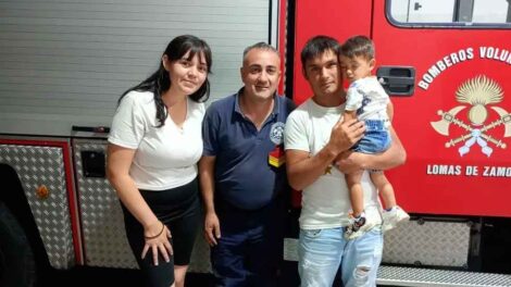 Bomberos recibieron la visita del bebé al que le salvaron la vida