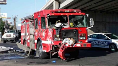 Choque entre camión de pasajeros y máquina de bomberos