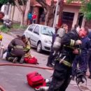 Bomberos rescataron a una mujer de 90 años de un incendio