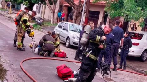 Bomberos rescataron a una mujer de 90 años de un incendio