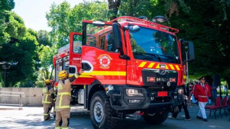 Bomberos de Longaví recibe camión forestal de manos del Gobierno Regional