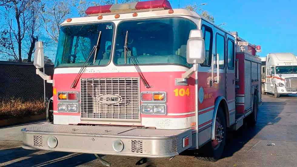 Camión de bomberos chocó contra caseta de cobro