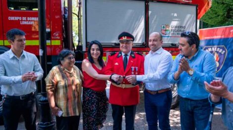 Bomberos recibe camión forestal de manos del Gobierno Regional