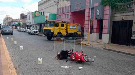 Una moto chocó contra un camión de bomberos