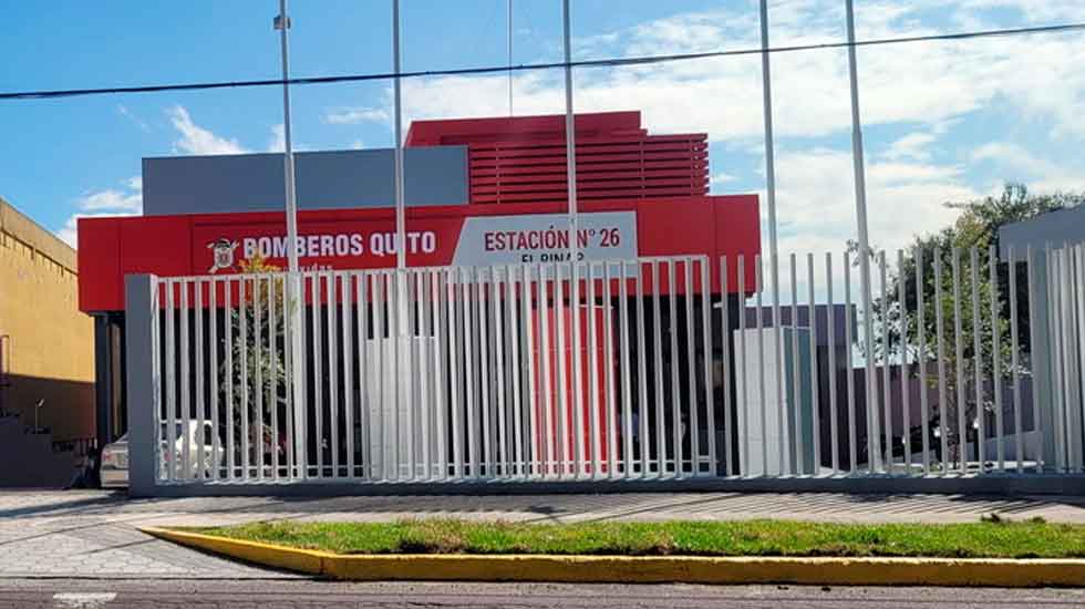 Bomberos Quito cuenta con nueva estación y vehículos contra incendios