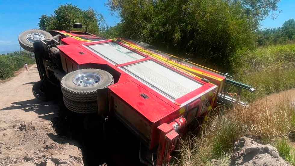 Un carro de bomberos protagonizó un accidente mientras se dirigía a un incendio