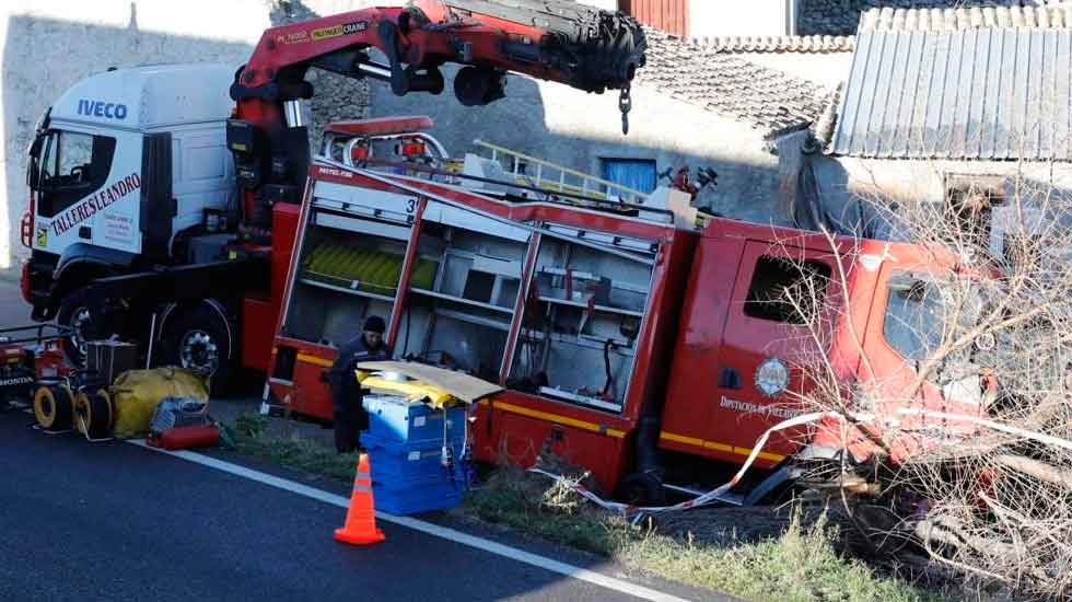 Fallece uno de los bomberos heridos tras volcar su camión en Peñafiel