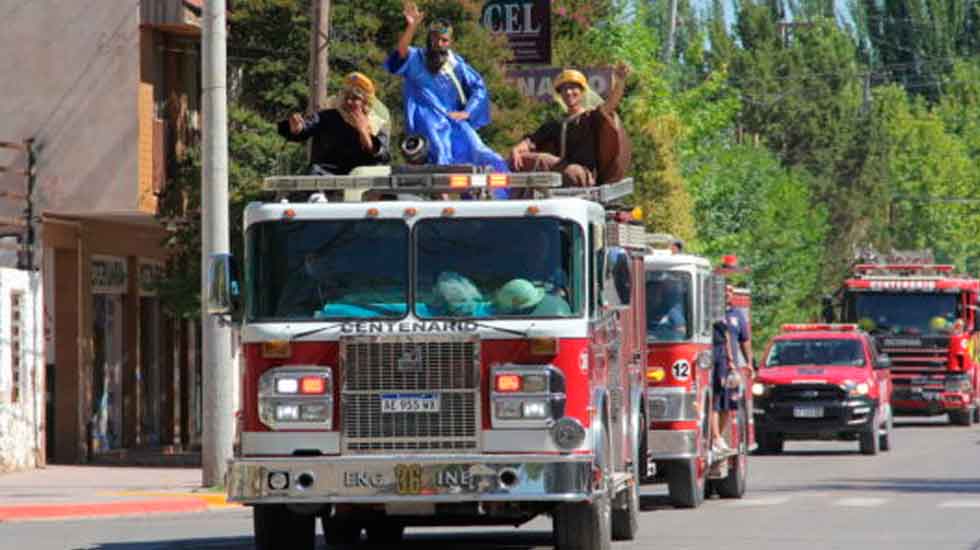 Los Reyes Magos visitaron Centenario junto a bomberos