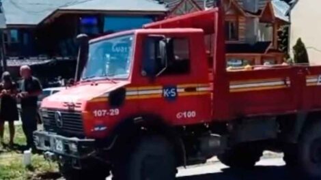 Un camión de Bomberos no oficial chocó contra un auto